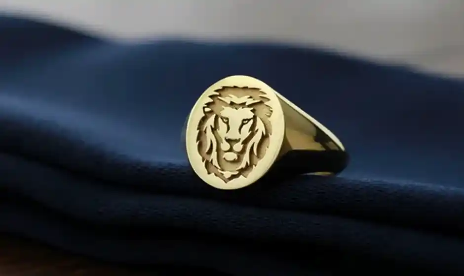 رشد تقاضا برای ساخت طلا سفارشی؛ چرا مشتریان به سمت زیورآلات خاص میروند؟ 2 انگشتر طلا زرد سفارشی طرح شیر