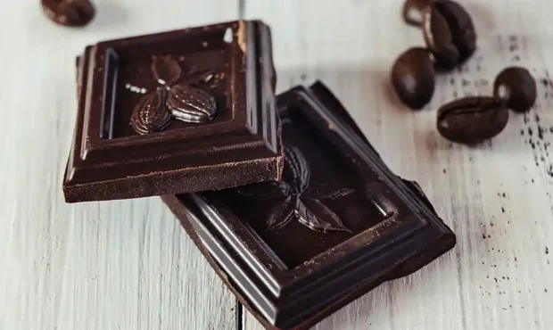 آیا شکلات تلخ به کند شدن روند پیری کمک می کند ؟