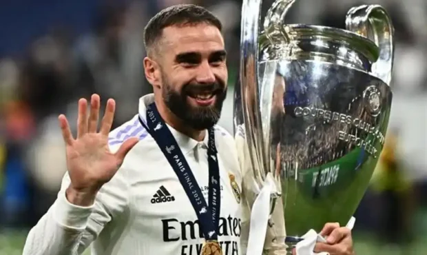   تمدید قرارداد کارواخال با فوتبال رئال مادرید؛ کاپیتان در مسیر خروج؟