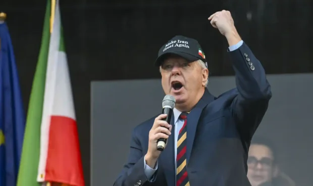 اختلاف در حلقه نزدیکان ترامپ بر سر گزینه نظامی علیه ایران