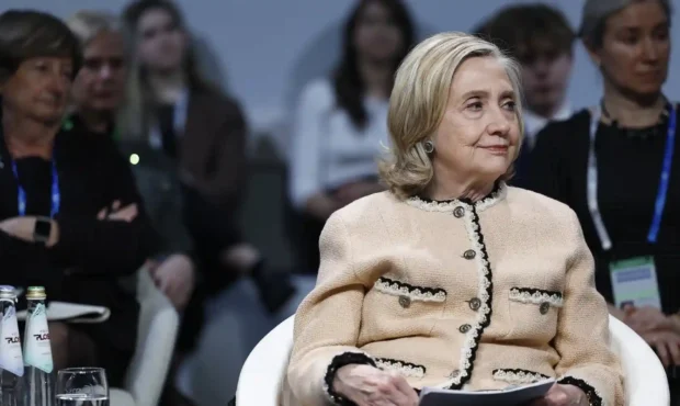 افشای عکس باعث توقف موقت شهادت هیلاری کلینتون شد