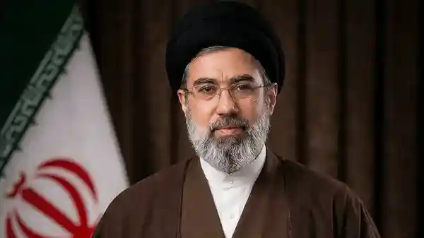 آیتالله سیدمجتبی حسینی خامنهای به عنوان سومین رهبر جمهوری اسلامی ایران تعیین و معرفی نمود آیتالله سیدمجتبی حسینی خامنهای به عنوان سومین رهبر جمهوری اسلامی ایران تعیین و معرفی نمود