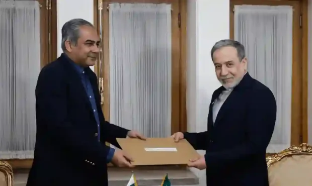وزیر کشور پاکستان پیام نخستوزیر این کشور را به ایران تحویل داد وزیر کشور پاکستان پیام نخستوزیر این کشور را به ایران تحویل داد